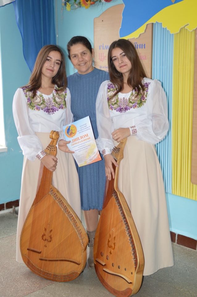 Ольга та Юлія Михайлюк зі своїм викладачем, кандидатом мистецтвознавства Марією Євгеньєвою